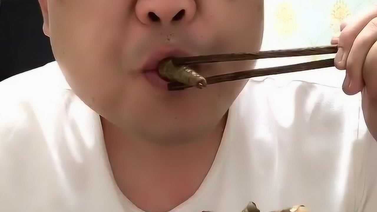 大哥竟然敢吃钉螺看着钉螺的卖相不错这表情表现了有多难吃