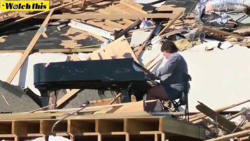 废墟上的钢琴师：飓风留下的一片废墟中 却突然传来阵阵钢琴声