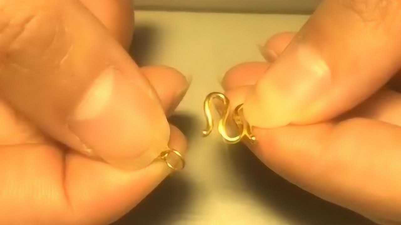 黄金项链m扣的戴法,这样的扣才是最安全的牢固的方法,你们学会了吗?