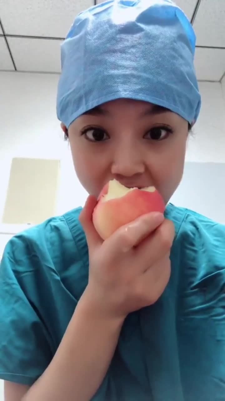 刚交往的护士女友非要吃苹果减肥你们说她胖吗