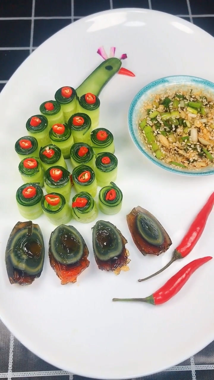 用黄瓜和皮蛋可以做出漂亮的摆盘