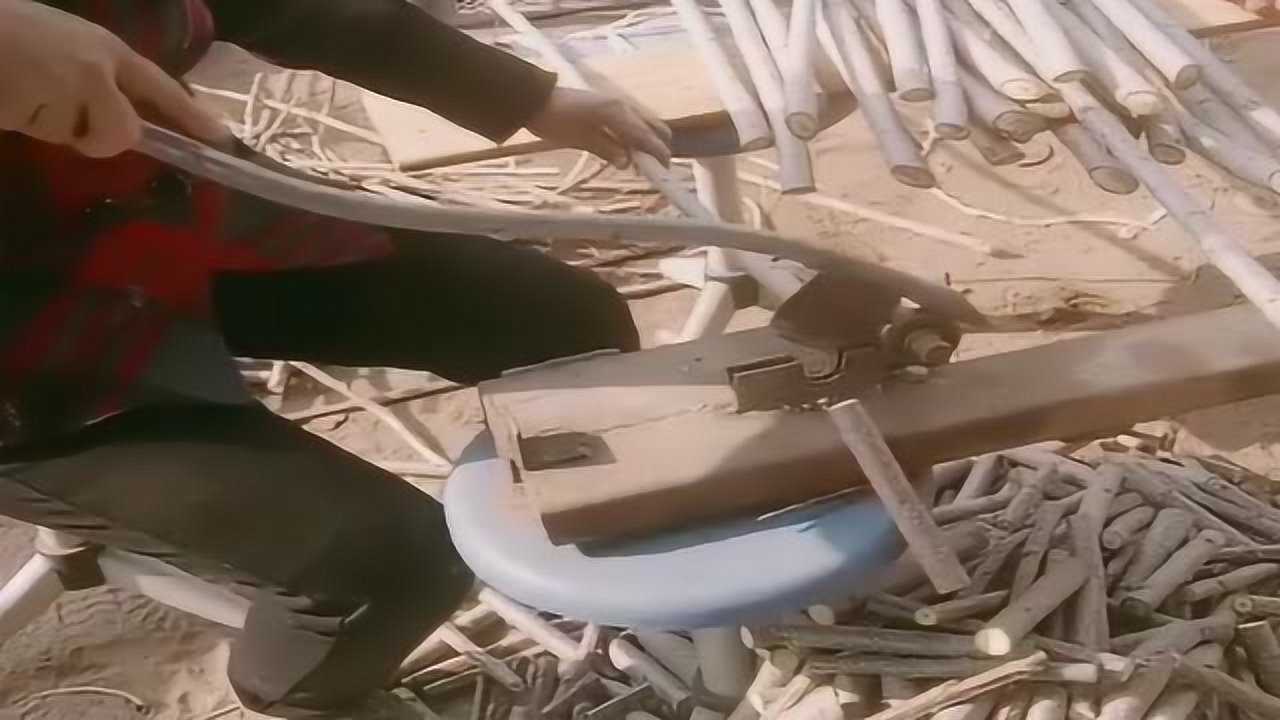 民间高手自制铡刀,用来切木头,还是非常方便的!