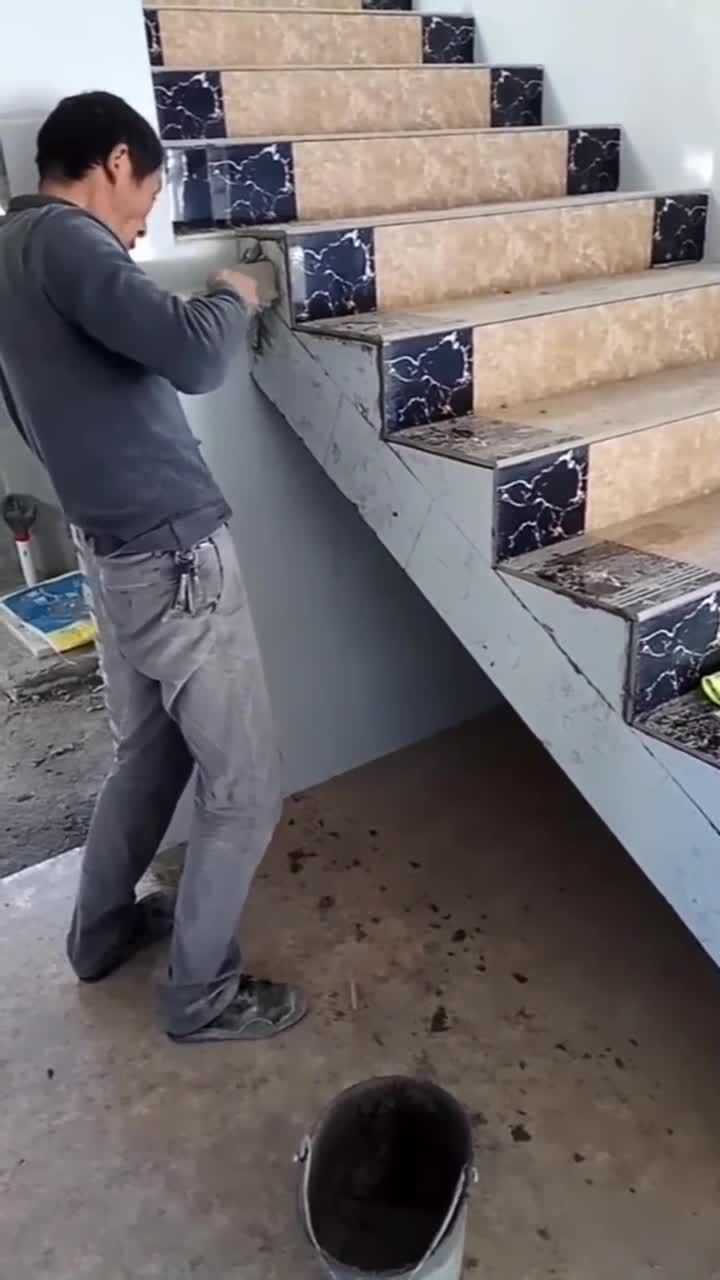 老师傅铺楼梯三角处地砖