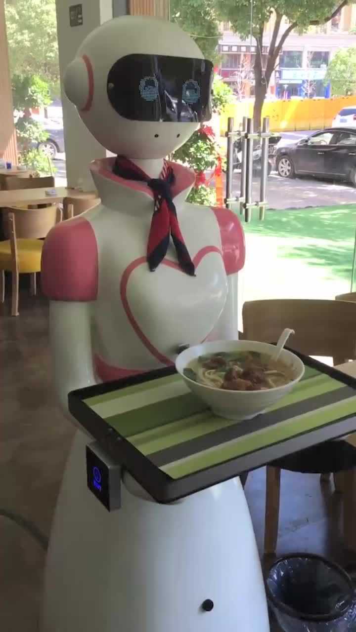 美女机器人来送餐了
