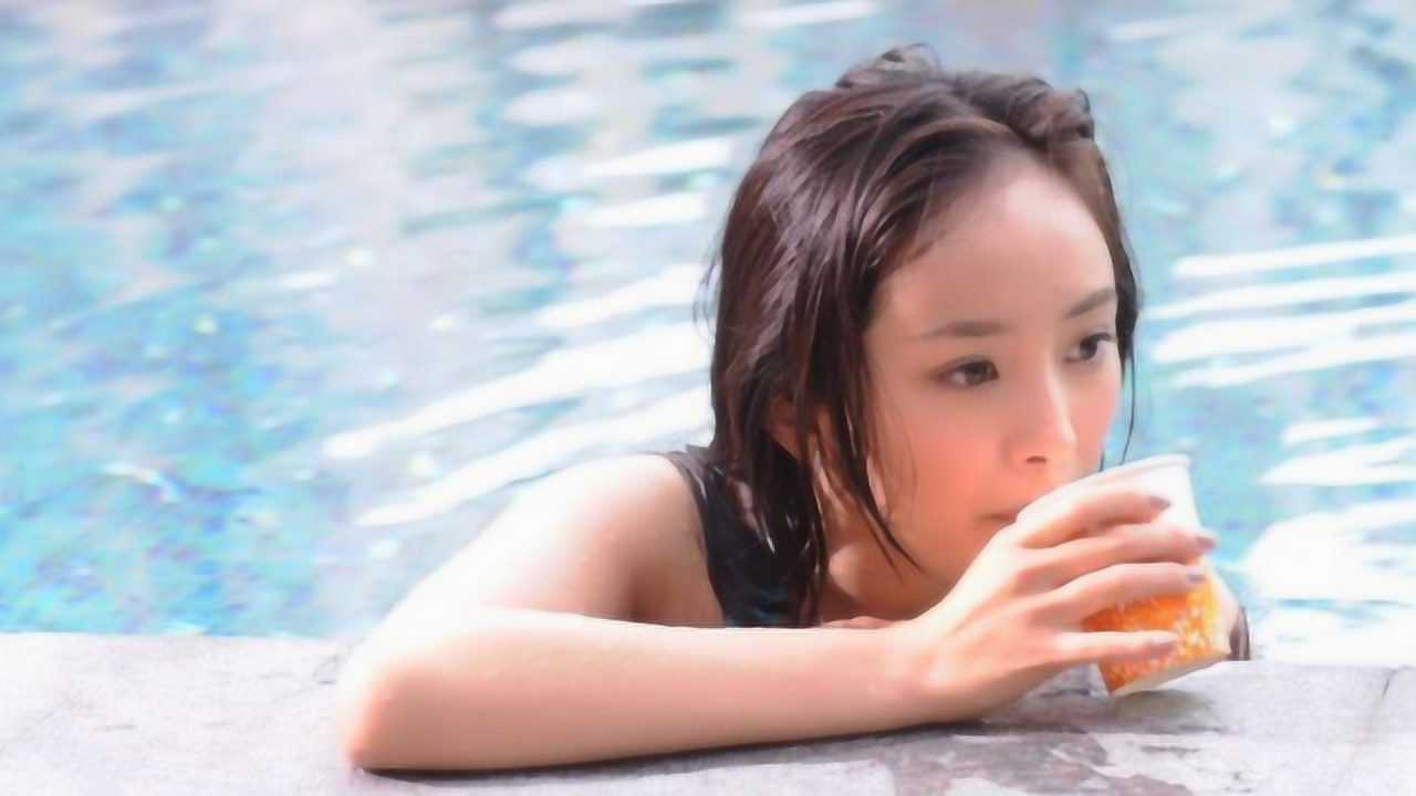 杨幂罕见穿泳衣出镜丰满身材一览无余网友柳岩都甘拜下风
