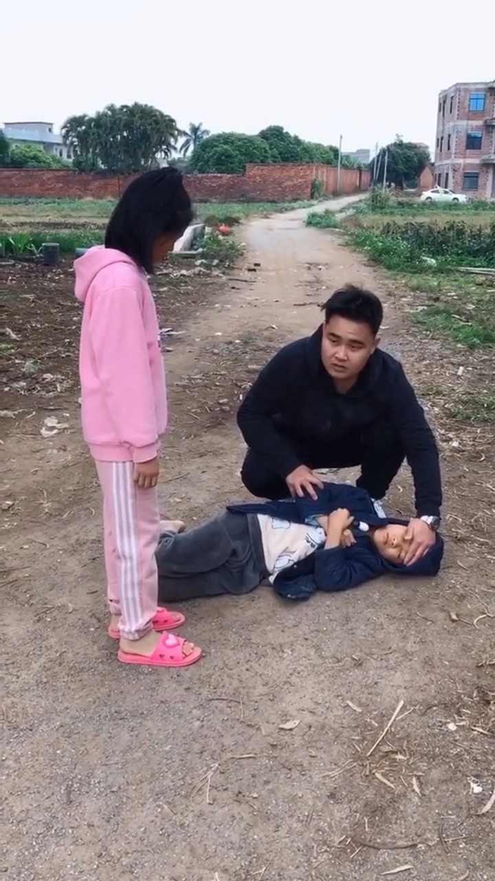 发烧的小男孩昏倒在地,叔叔连忙救人!