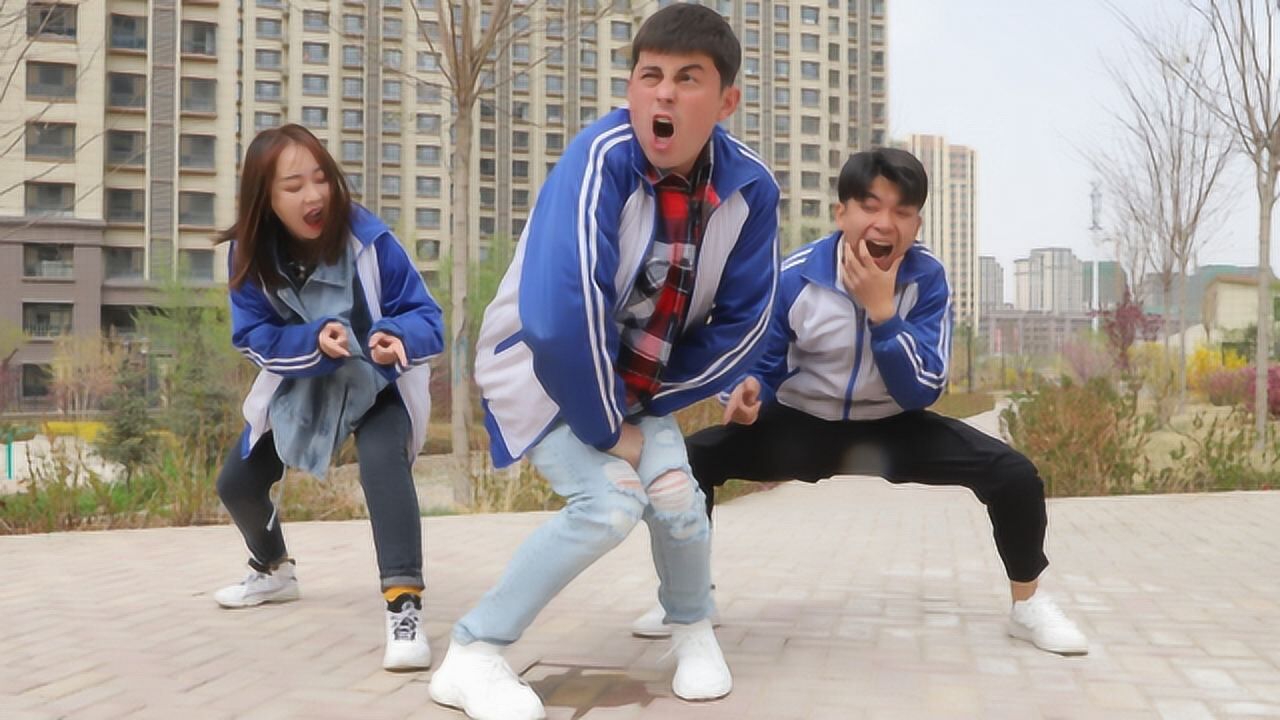 学渣参加吹口哨大赛,不料吹到一半竟然尿裤子了,结局爆笑!