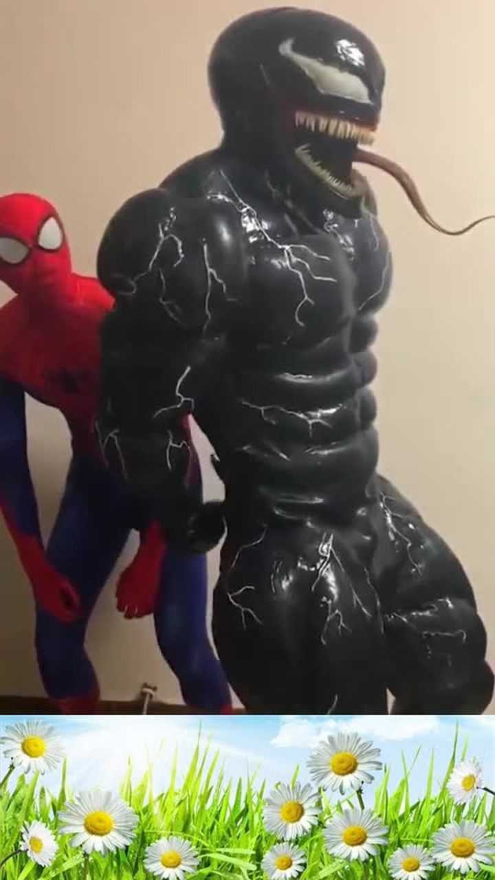 小哥穿上蜘蛛侠套装秀肌肉结果毒液来了这反差