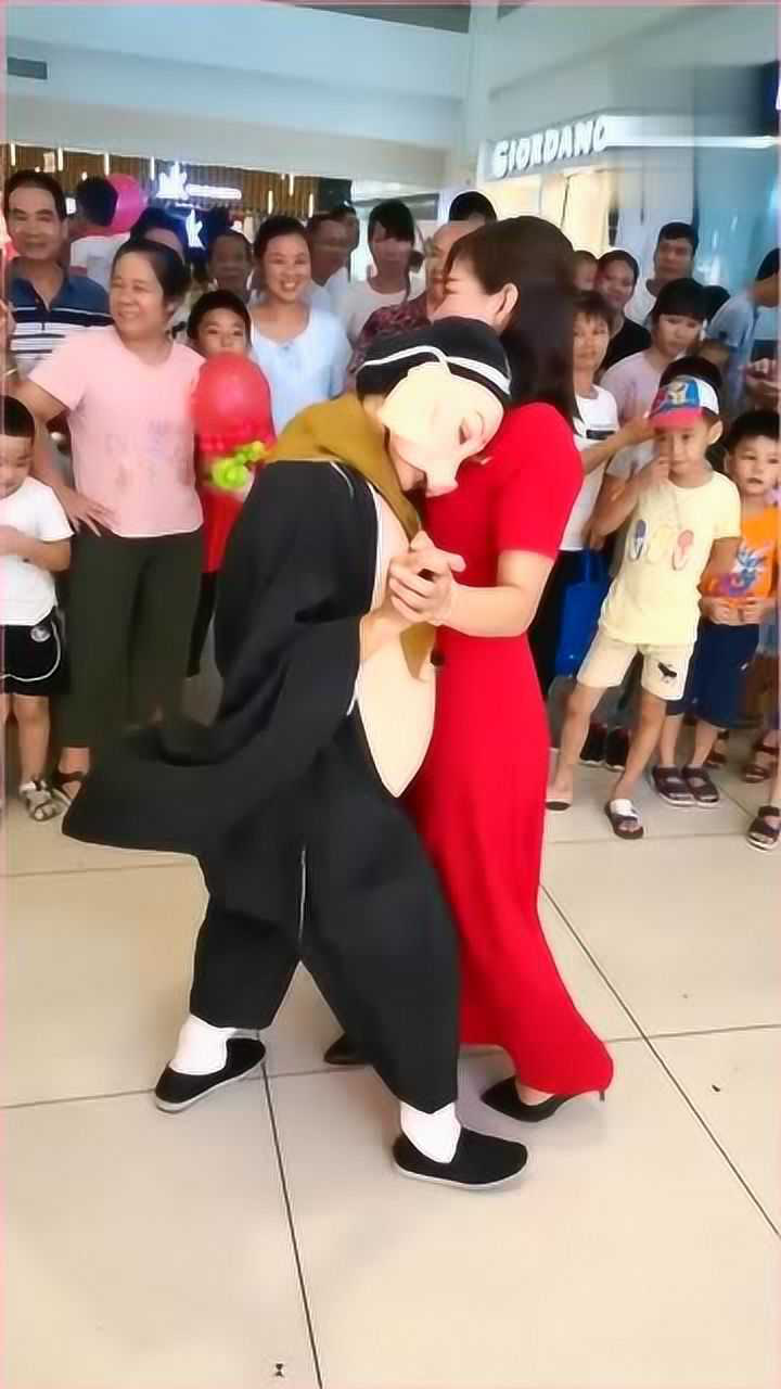 猪八戒和漂亮的美女跳舞