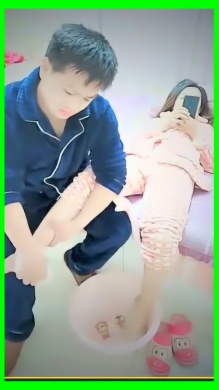 小哥套路美女,用擦脚的毛巾,擦完脚给美女擦脸