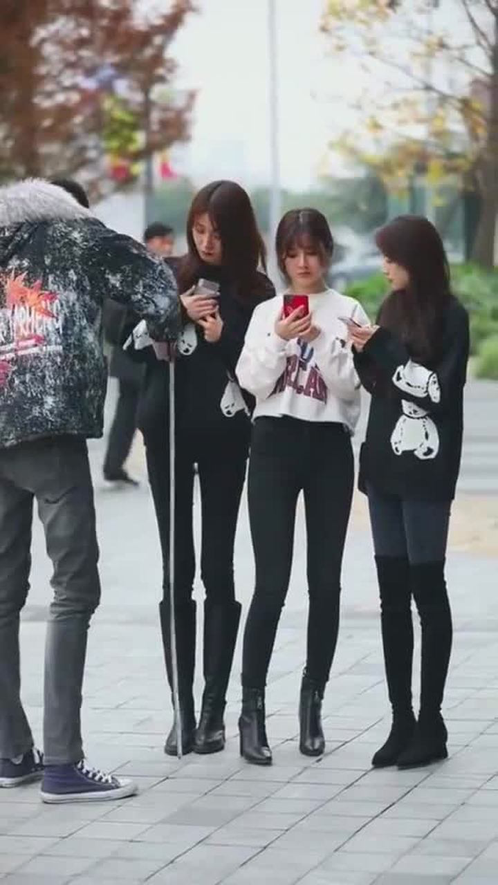 小哥哥什么叫情人眼里出西施在我眼里她脖子以下全是腿