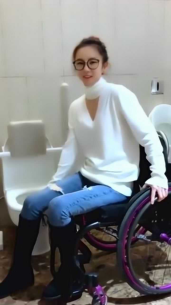 双腿残疾的小姐姐演示如何上厕所这么乐观的美女看了让人感动