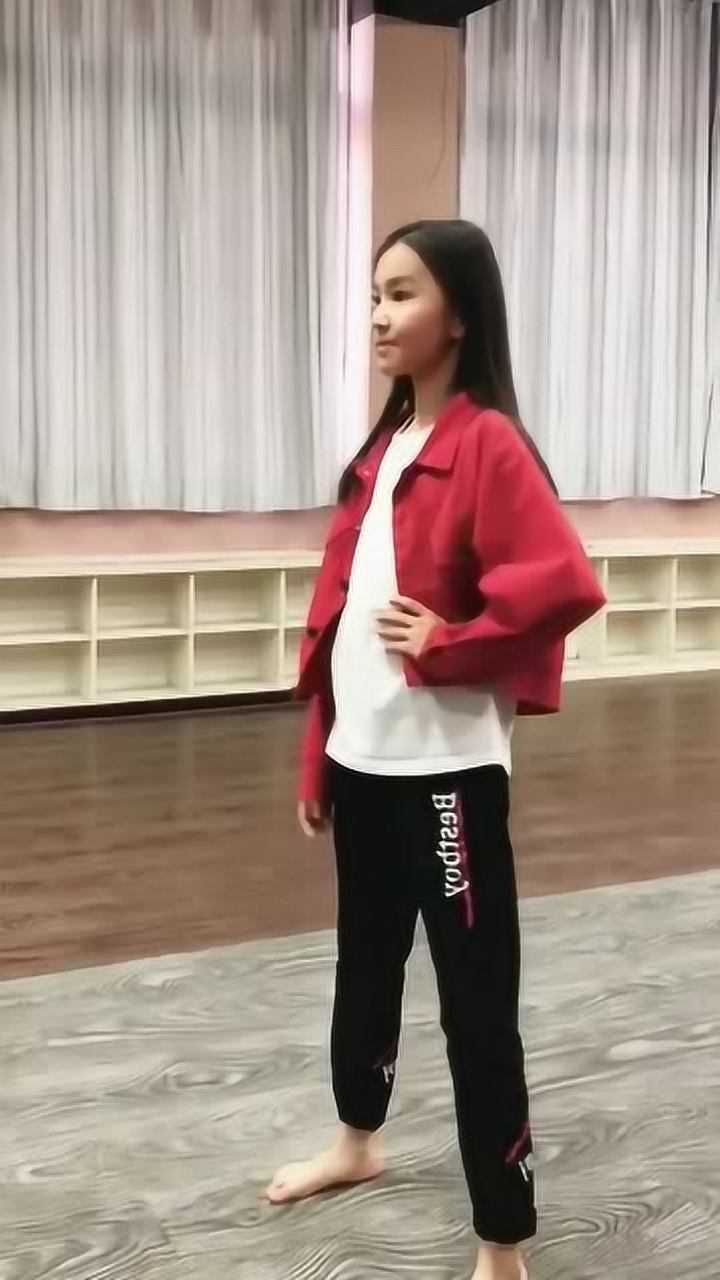 童模宋小睿光脚练习走秀，走的这两步，大家觉得怎么样_高清
