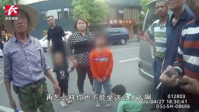 核载7人实载10人!客车超载超员当场被查,民警:该罚