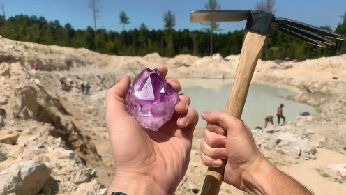 男子在矿场寻宝，挖出来一枚罕见的紫水晶，这得值多少钱？