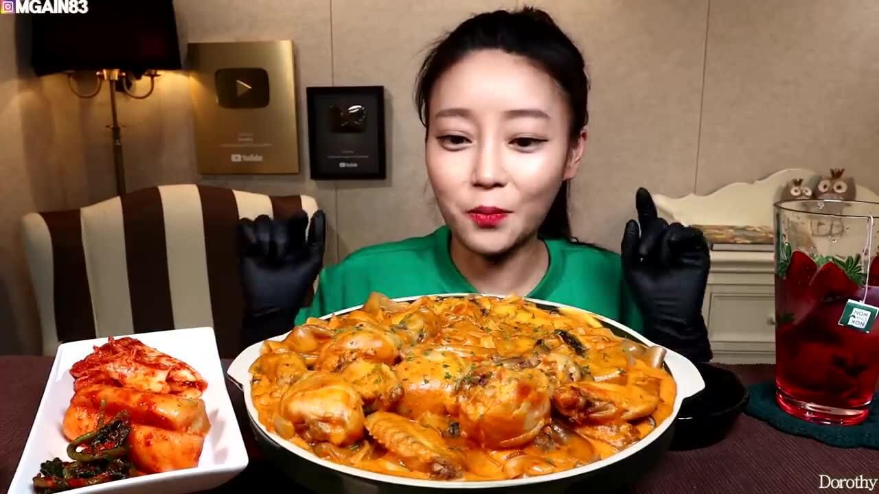 韩国大胃王吃播视频:dorothy欧尼 奶油宽粉炖鸡