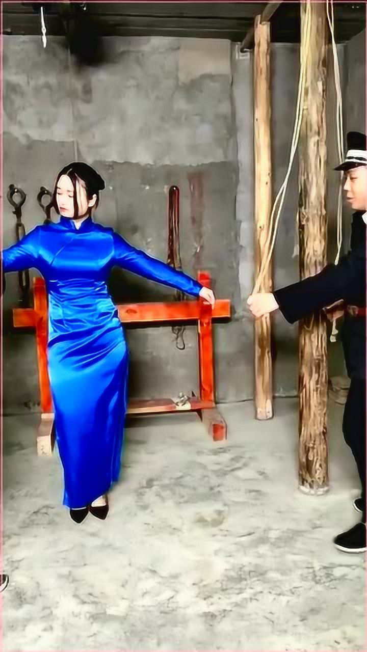 女间谍被警察拷问这牢房有点干净也太假了
