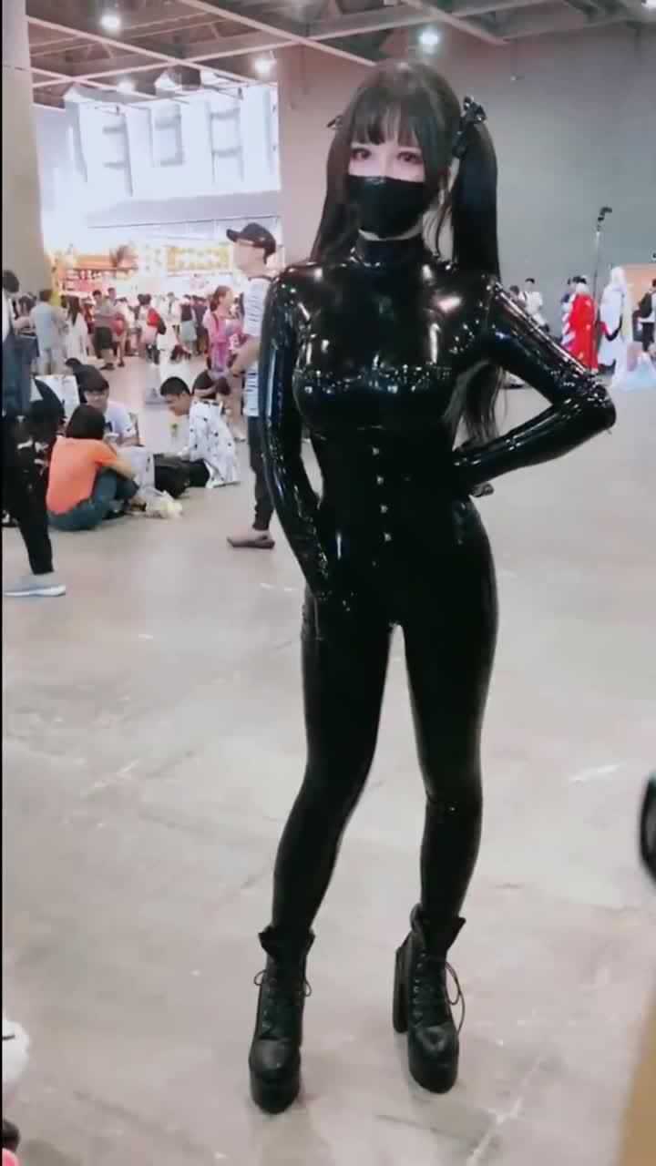 漫展现场偶遇身穿黑色紧身衣的小美女谁知道她cos的什么角色