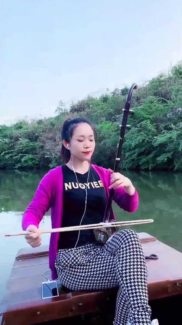 美女二胡演奏经典,一曲洪湖水浪打浪曲调优美,太好听了