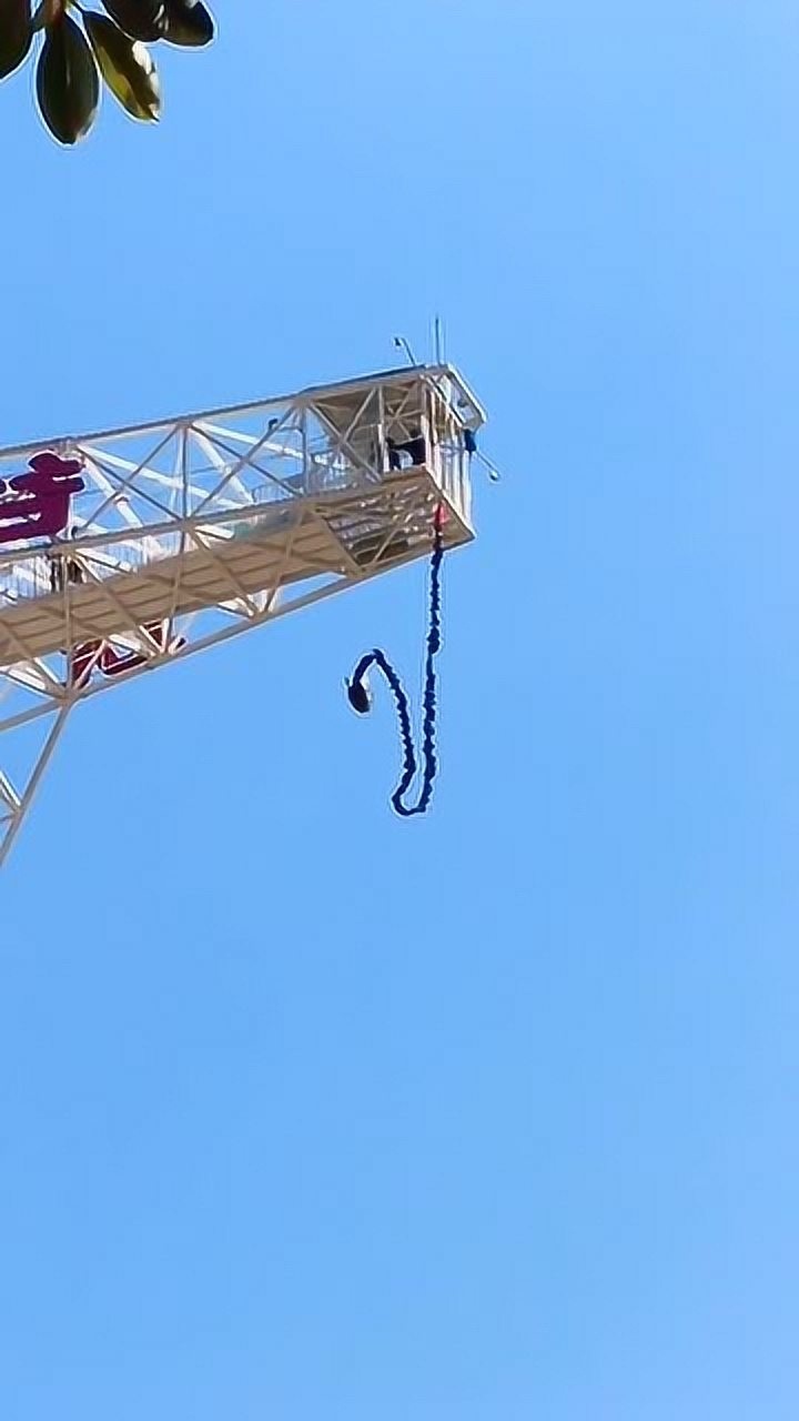 深圳首家高空蹦极,就在深圳欢乐谷,恐高的千万别去