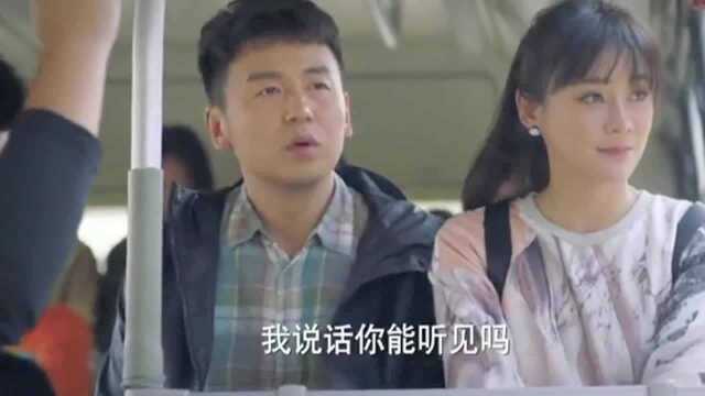 我爱男保姆痴女赖上了小伙,与他形影不离,这下可把小伙急坏了