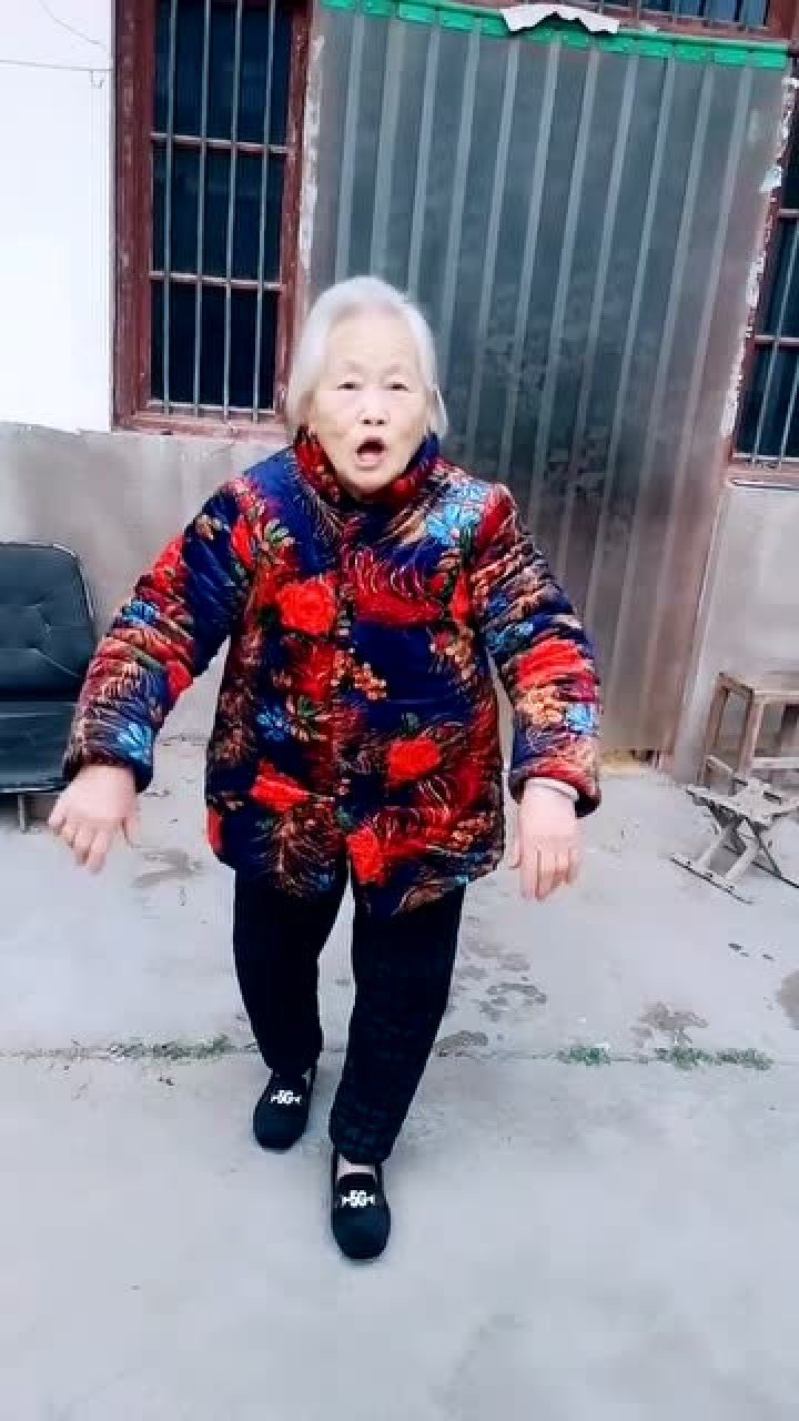 这么高龄的老奶奶,唱歌竟然唱的这么好,祝您福寿安康!