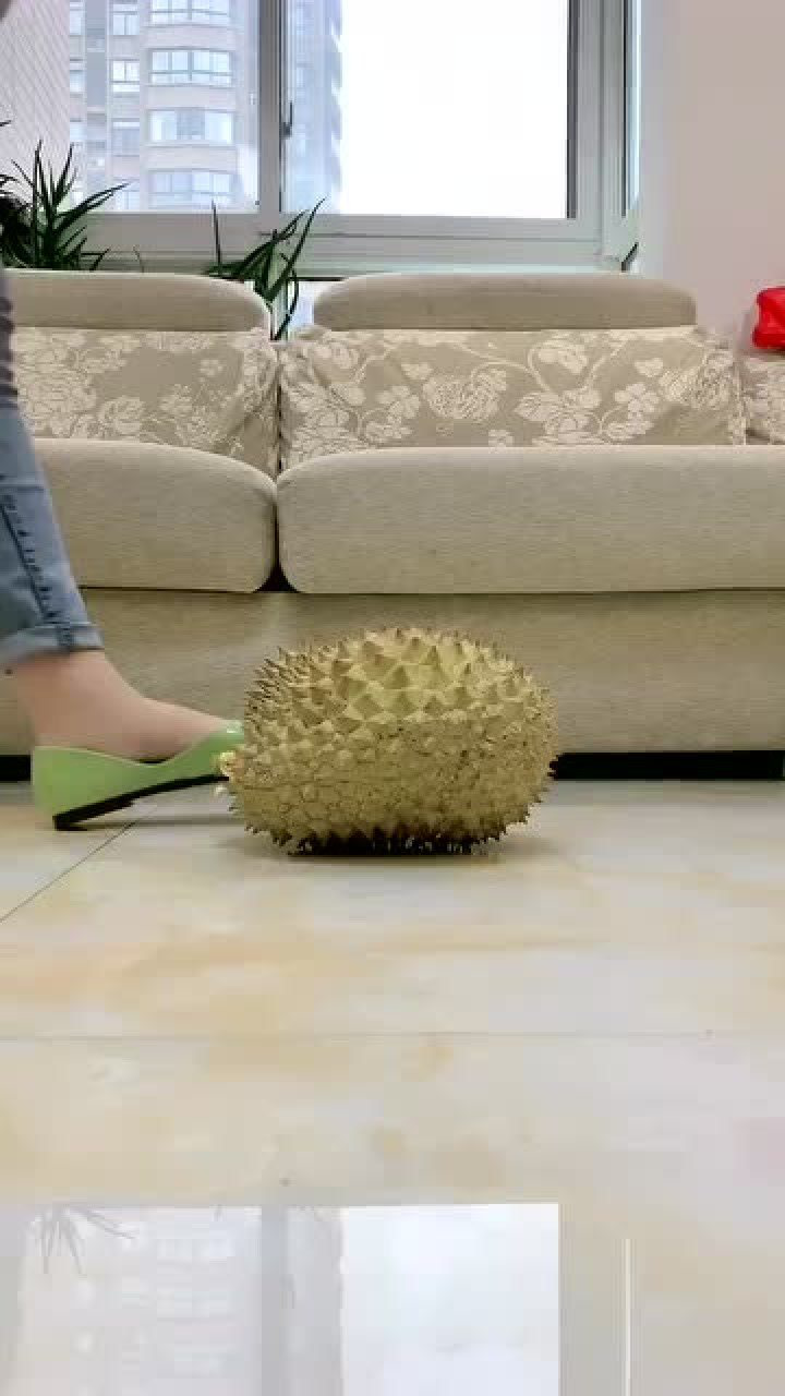 小姐姐在家脚踩榴莲真是好玩又解压网友这次超满足