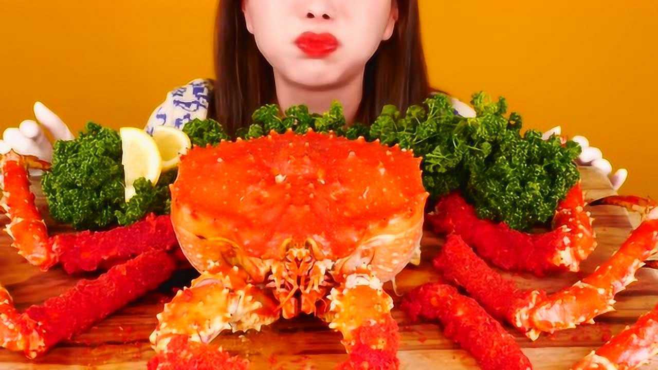一整只的帝王蟹美女一个人吃这么多这也太过瘾了吧
