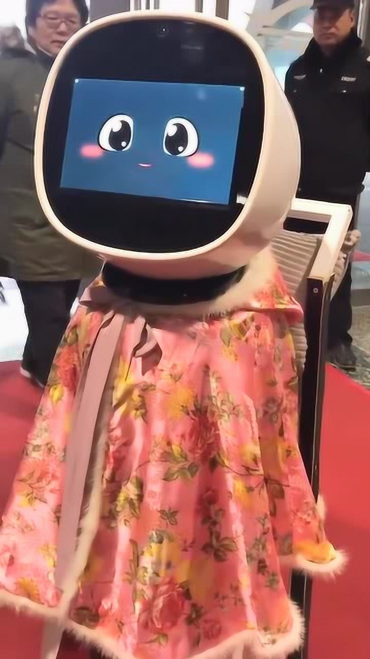 机器人快宝:大早上快宝就吸引了一大批人,太可爱了,人见人爱