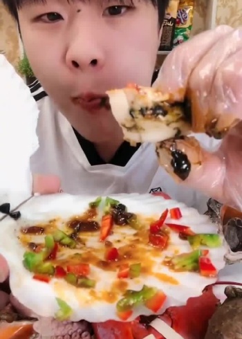 小哥哥吃扇贝肉明明不热硬生生的被你吃出了烫嘴的感觉