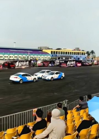 赛车场上的死亡之吻,看着就害怕,车手的胆子真大!