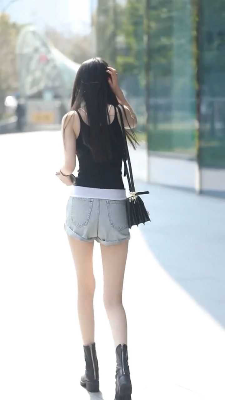 美女走路带风背影太迷人了