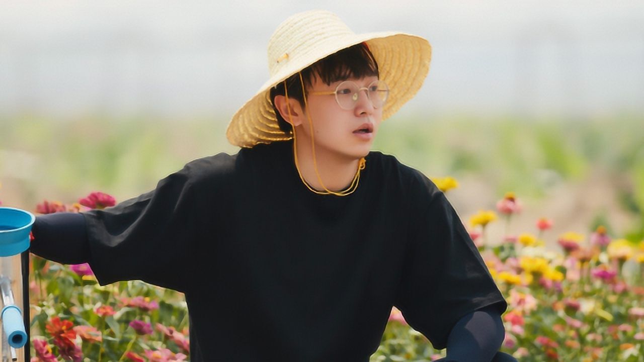 彭昱畅度数有多重?当他把眼镜摘下后,侧镜面比啤酒瓶底还厚