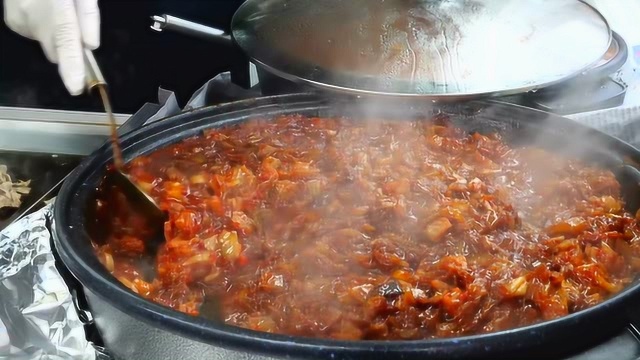 韩式快餐皇帝杯饭,配料就是多  韩国街头美食