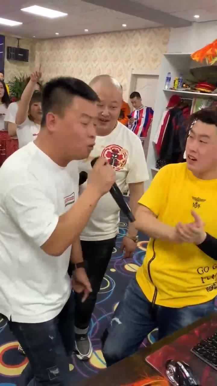 四平青年两男子在屋里绝活比拼这可给阿厦乐坏了