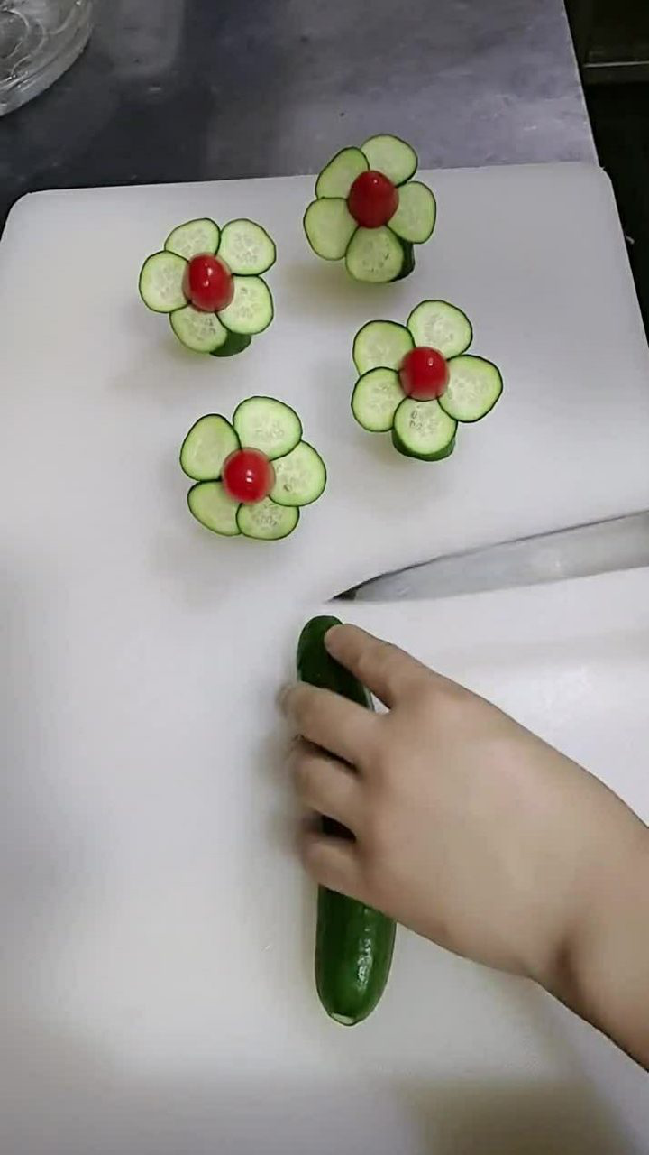 一个简单黄瓜切花教程,学会了这个不喜欢吃水果的宝贝也会吃
