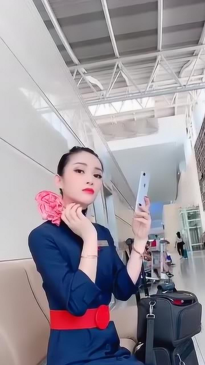 机场偶遇空姐请教她一个问题空姐接下来的回答笑死我了