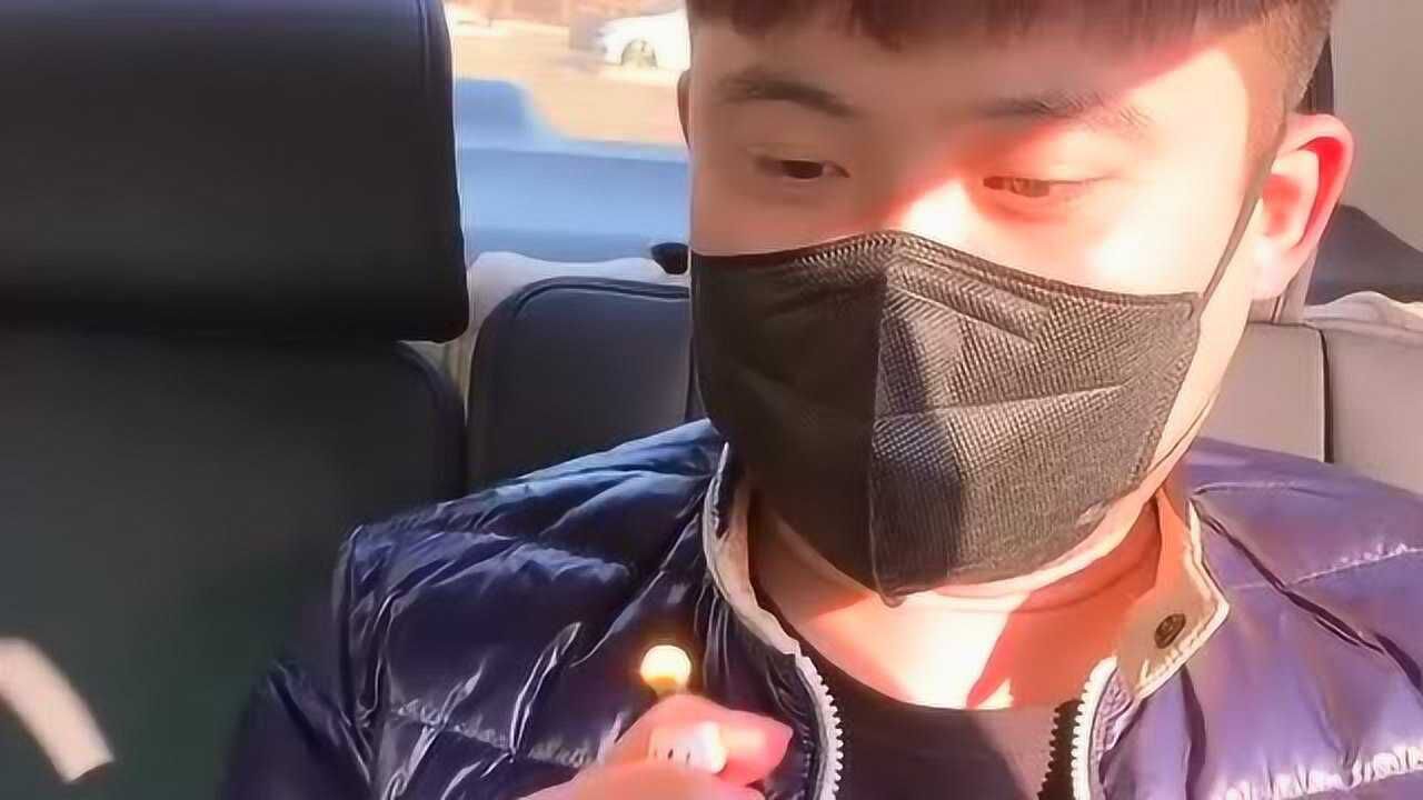 同样戴着口罩吹气,怎么他就吹灭了,我吹不灭!