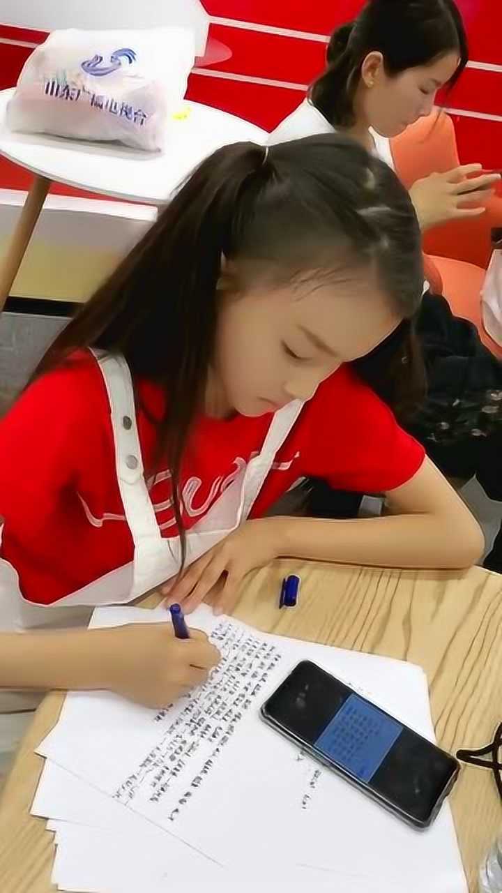 偶遇童模宋小睿写作业凑近一看果然是字如其人