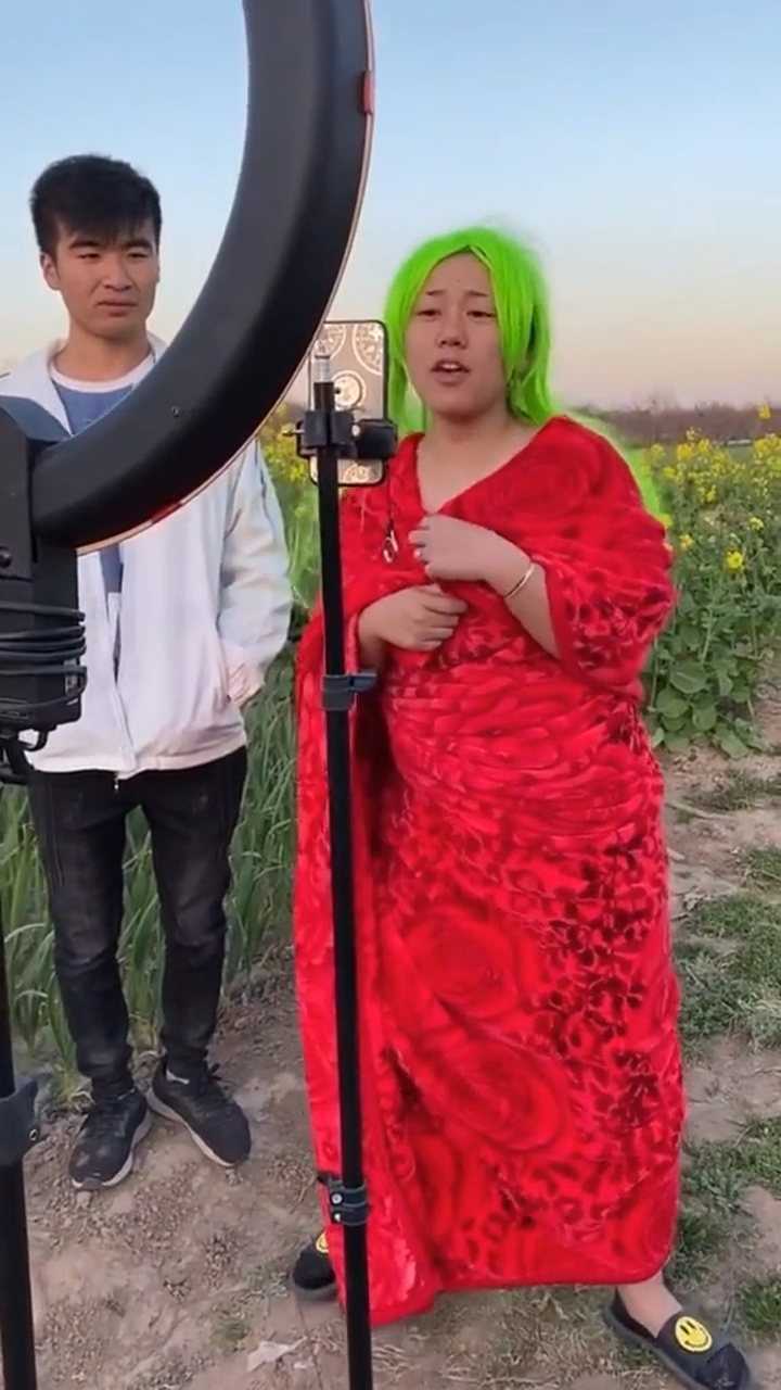 50岁大妈为了赚奶粉钱直播变成18岁少女