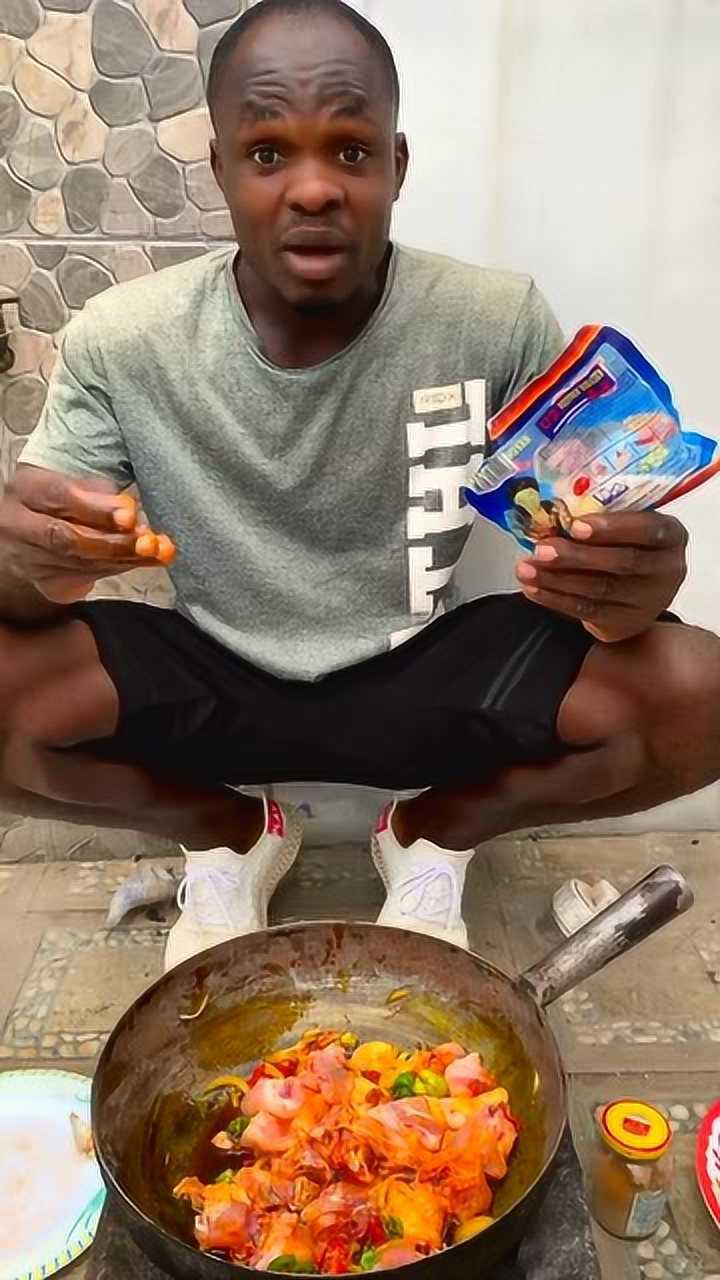 非洲人用手炒菜,真是不怕烫啊