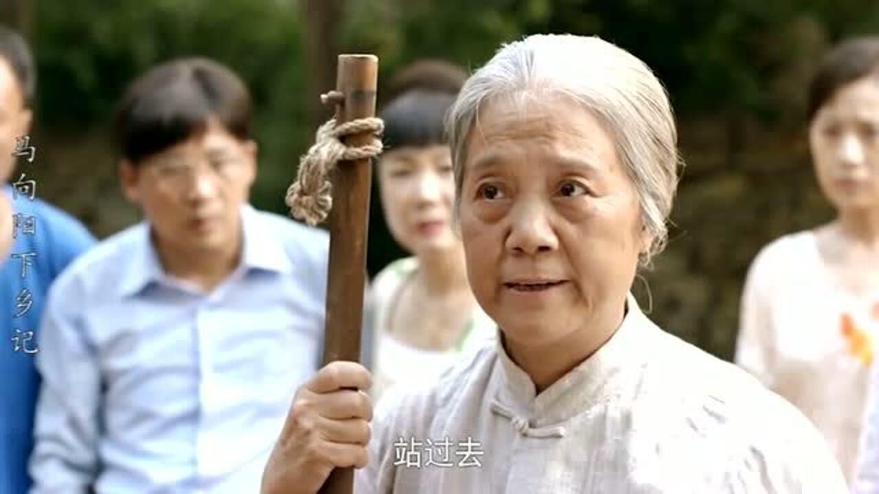 影视剧里杖打片段，宫女犯错被处罚打屁股，杖杖见血直接打晕了去_腾讯视频