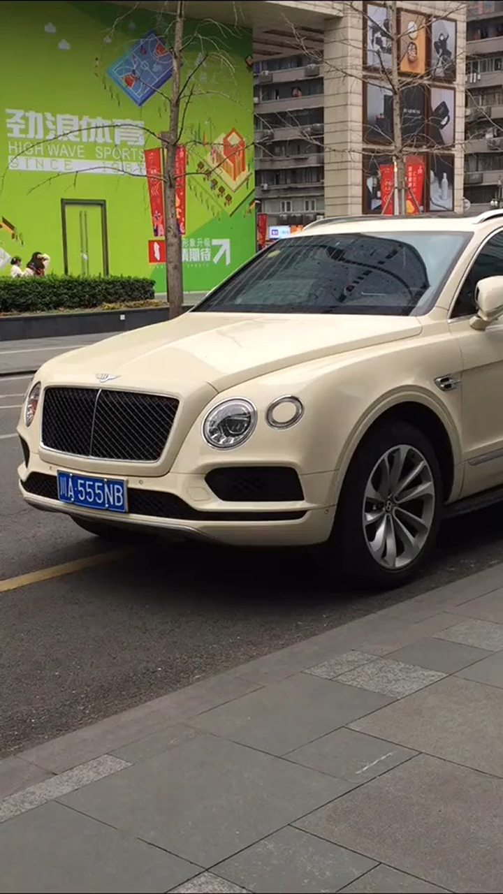 街拍我喜欢的米白色3个5宾利添越旁边飞驰而过一辆黑色3个9的宾利欧陆