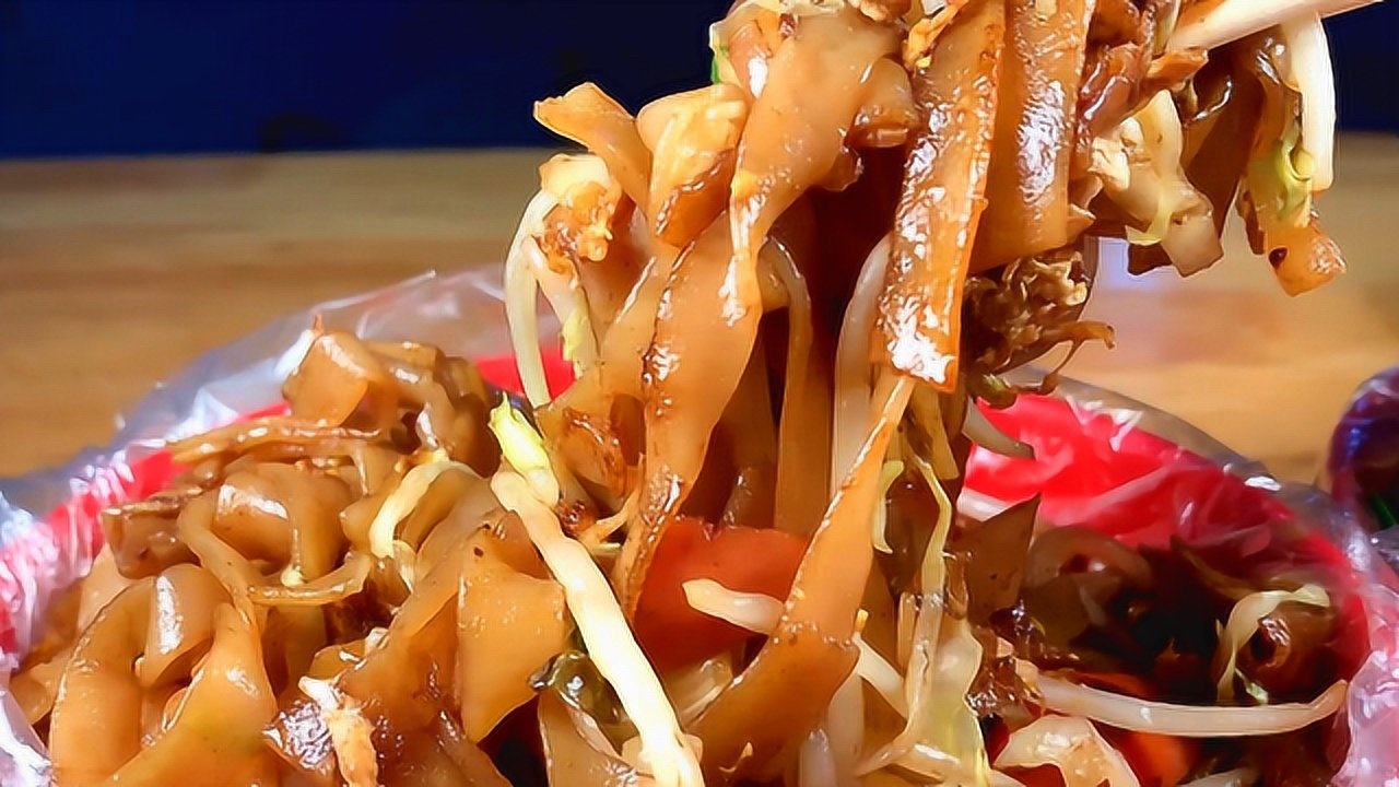 濮阳吃货:鸡蛋香肠炒河粉,解馋好吃的关键所在,吃一口就让人欲罢不能