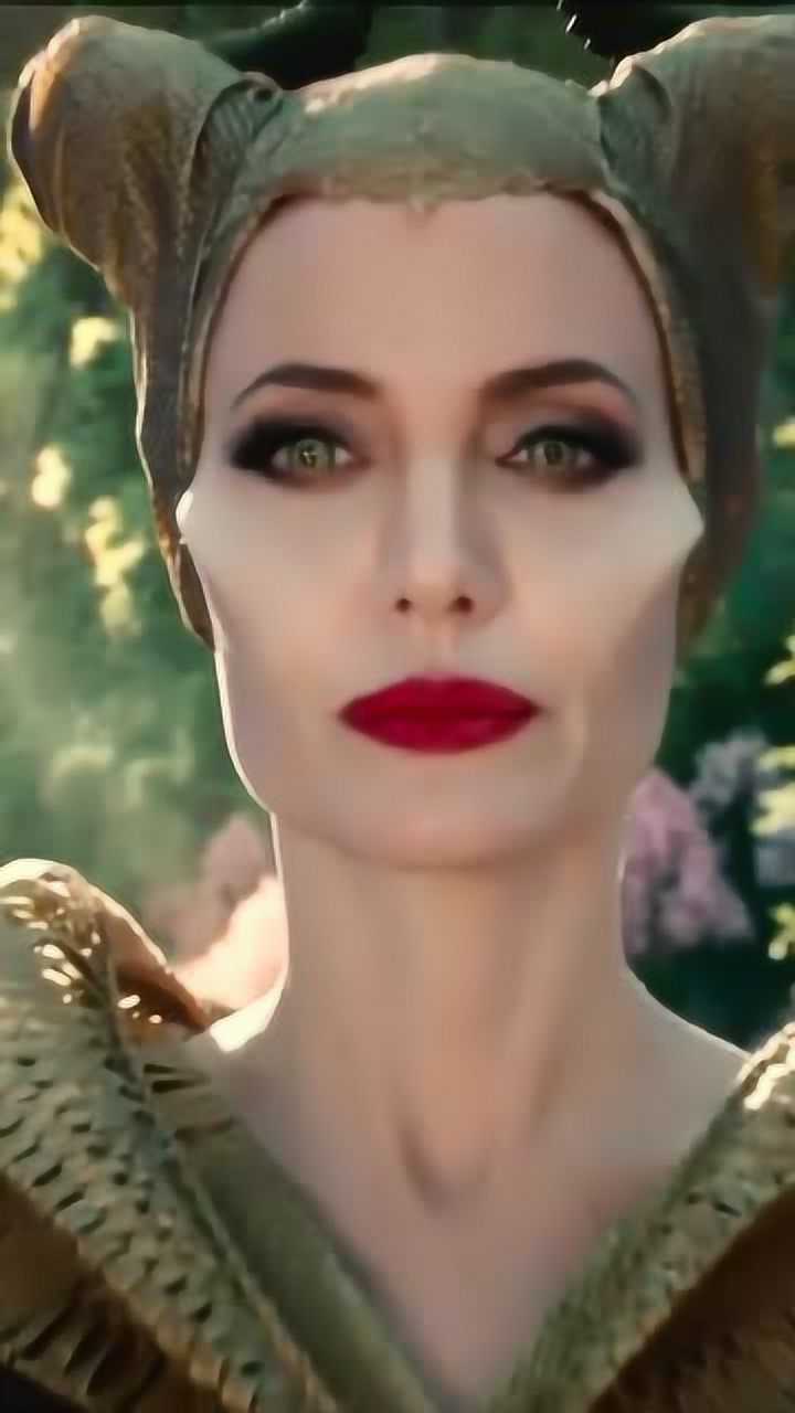 沉睡魔咒2玛琳菲森教母多了一份性感和慈爱