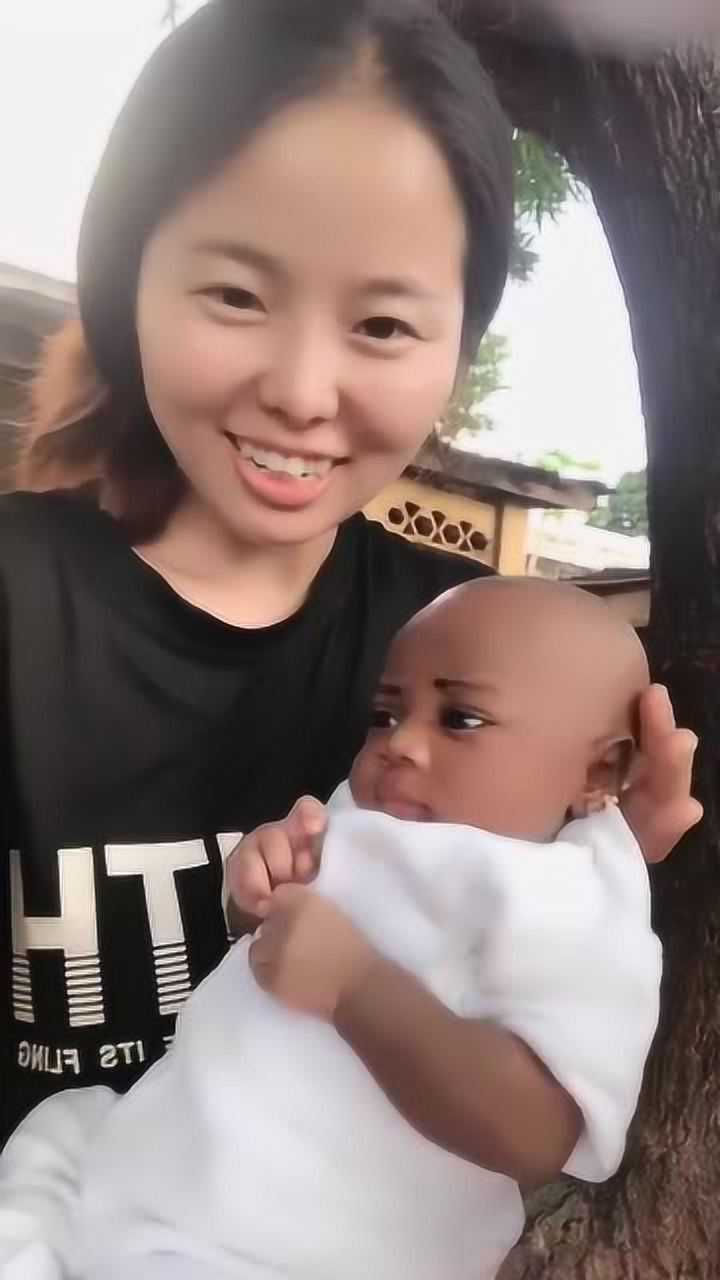 嫁到非洲的中国女人生了个混血宝宝网友黑人基因真强大