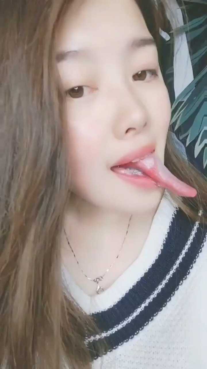 用舌头给绳子打结美女舌头真灵活