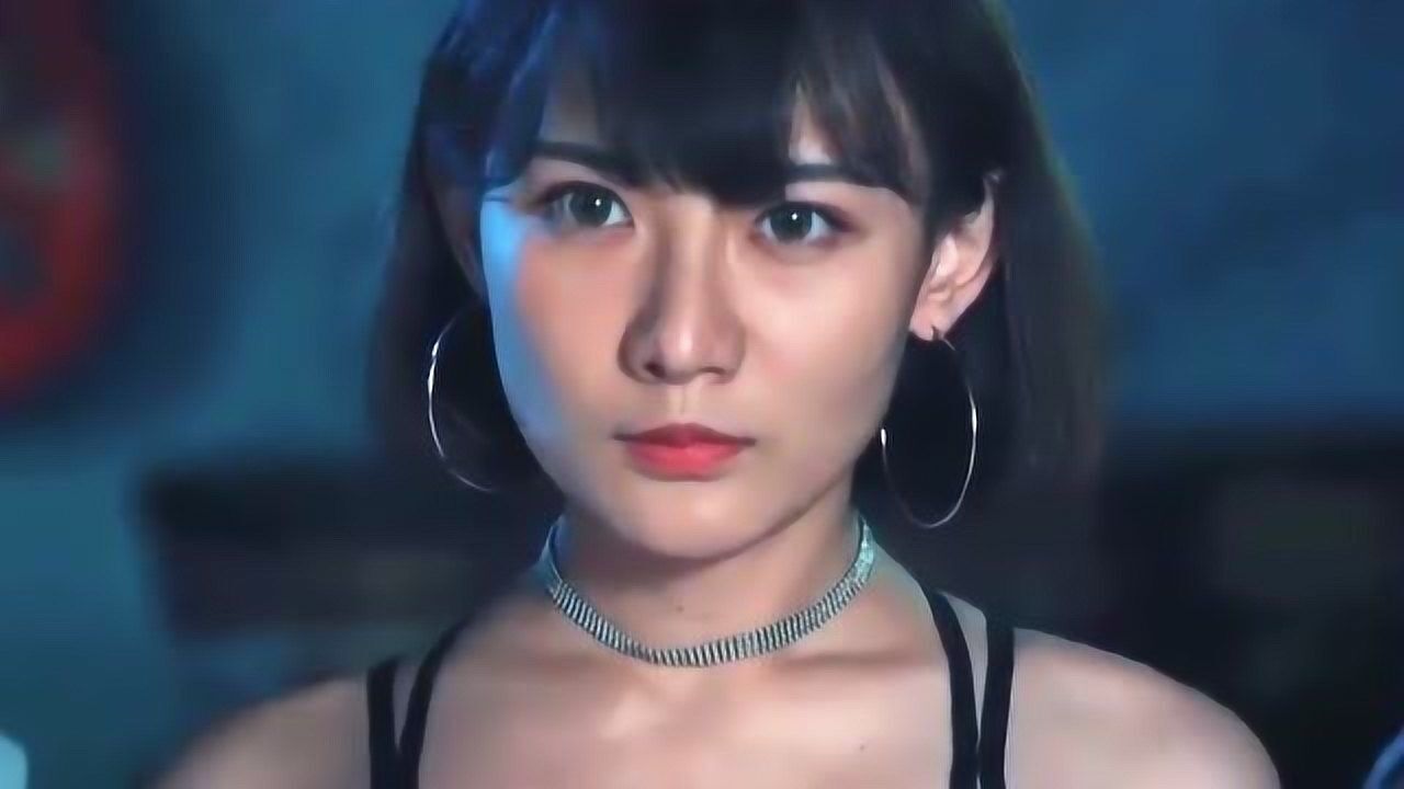 美女看不起同学比赛输一次脱一件衣服，结局让人意想不到，简直太硬核了_高清