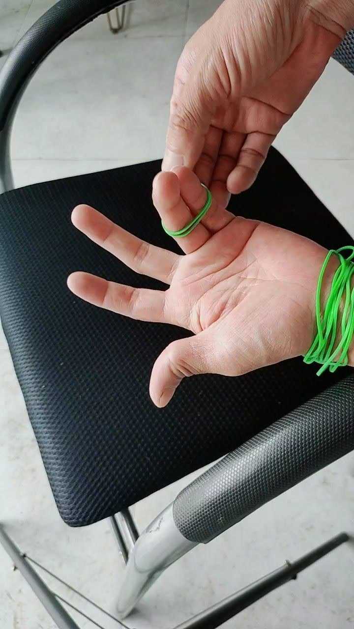 教你最火的橡皮筋穿越手指撩妹魔术