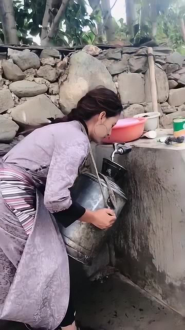 西藏拉姆在接水她的双手是这样有力网友善良的人最美